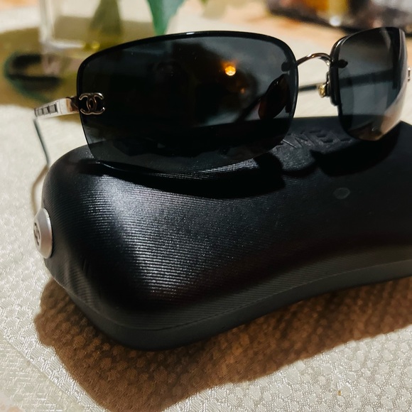 Authentic CHANEL Unisex Sunglasses (black) - Picture 2 of 6